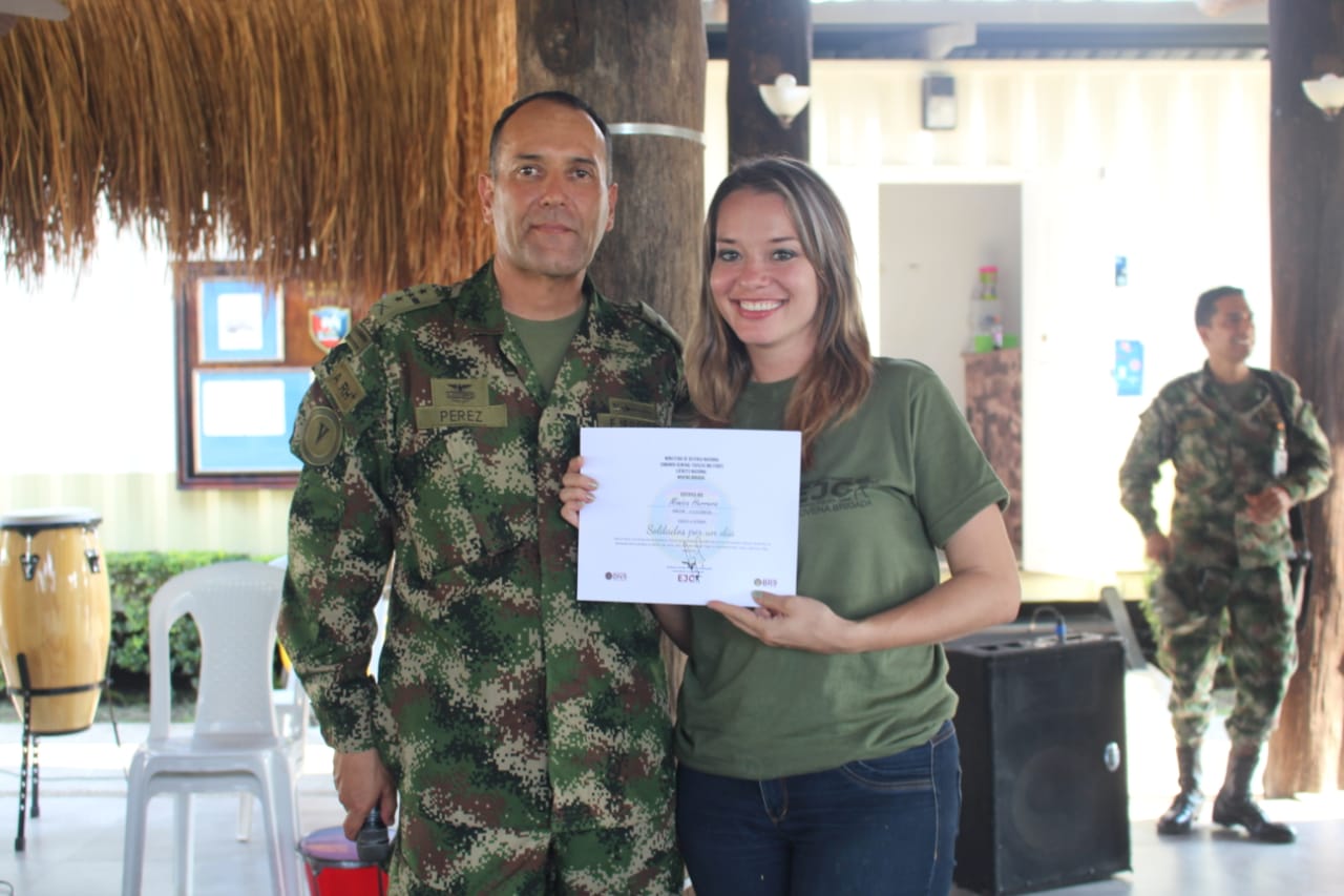 Mónica Herrera recibiendo reconocimiento.